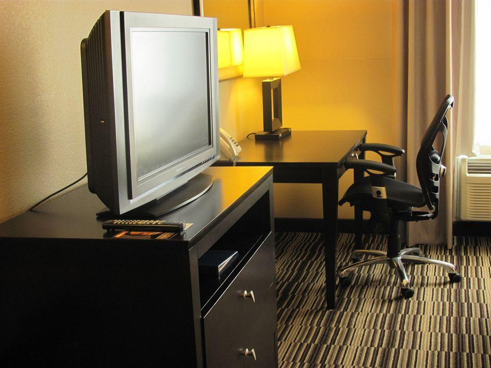 Holiday Inn Express Hotel & Suites Burlington By Ihg Extérieur photo