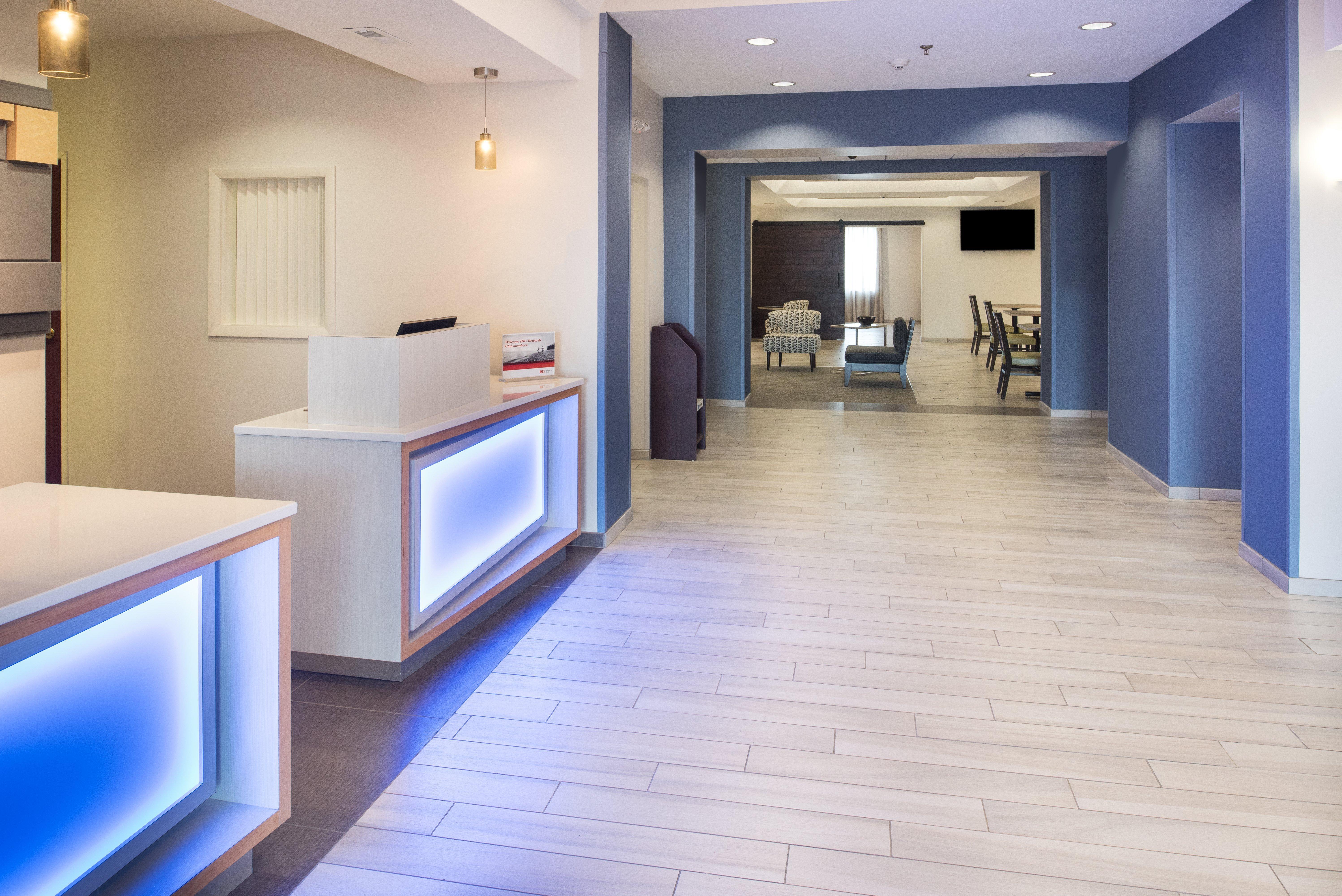Holiday Inn Express Hotel & Suites Burlington By Ihg Extérieur photo