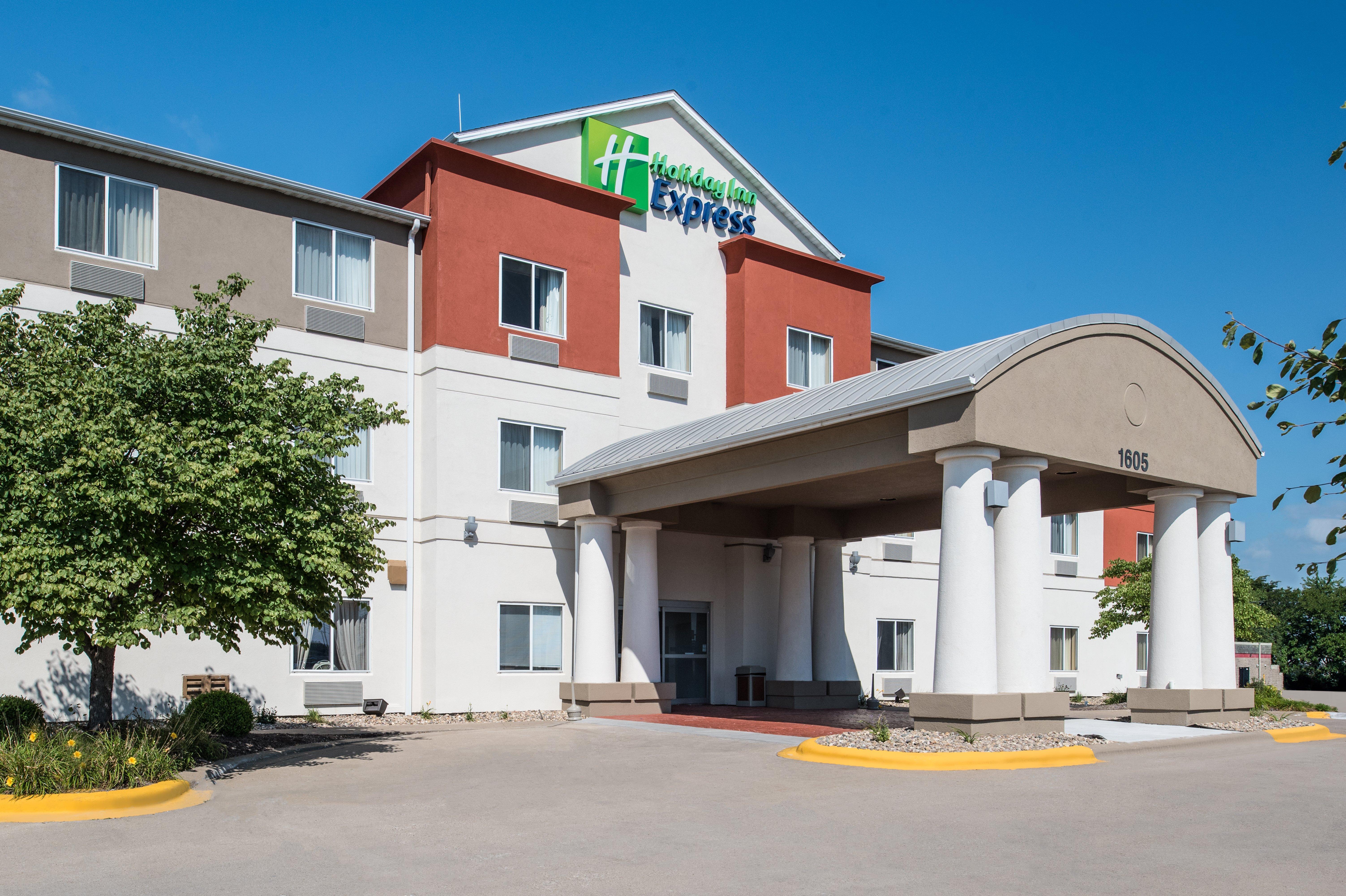 Holiday Inn Express Hotel & Suites Burlington By Ihg Extérieur photo