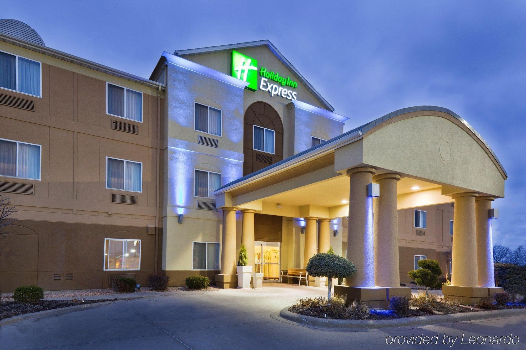 Holiday Inn Express Hotel & Suites Burlington By Ihg Extérieur photo
