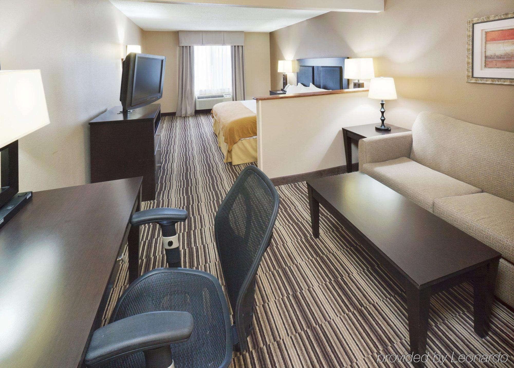 Holiday Inn Express Hotel & Suites Burlington By Ihg Chambre photo